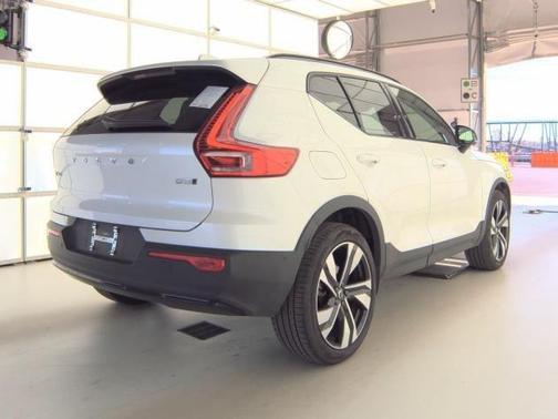 2025 Volvo XC40 B5 Plus Dark Theme