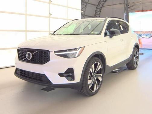 2025 Volvo XC40 B5 Plus Dark Theme