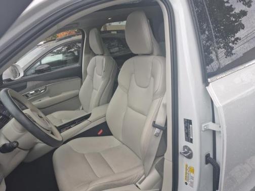 2023 Volvo XC90 B5 Plus