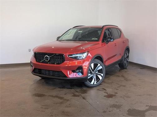2025 Volvo XC40 B5 Plus Dark Theme