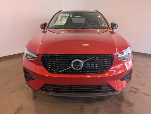2025 Volvo XC40 B5 Plus Dark Theme