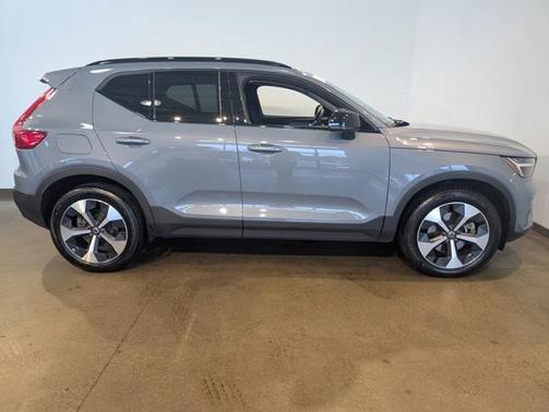 2023 Volvo XC40 B5 Plus Dark Theme