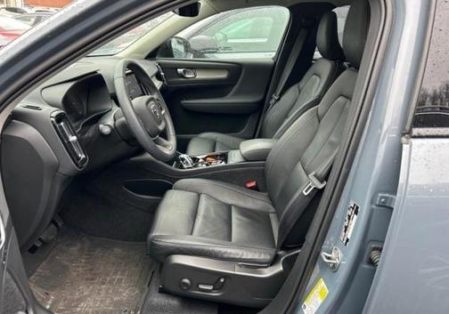 2023 Volvo XC40 B5 Plus Dark Theme