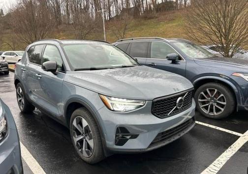 2023 Volvo XC40 B5 Plus Dark Theme