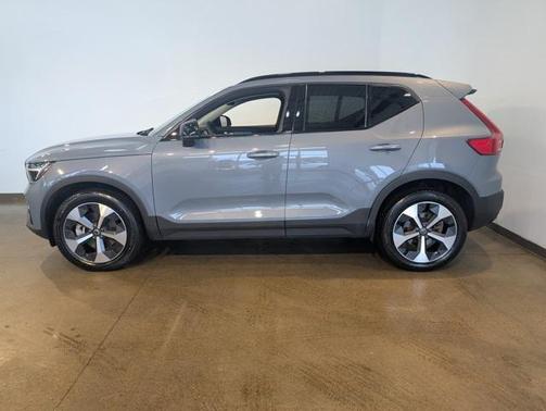 2023 Volvo XC40 B5 Plus Dark Theme