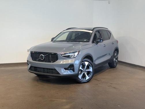 2023 Volvo XC40 B5 Plus Dark Theme