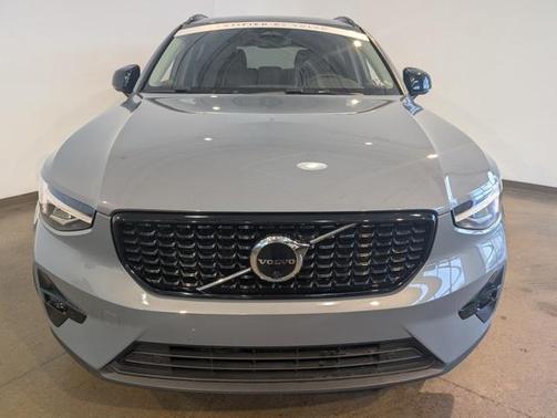2023 Volvo XC40 B5 Plus Dark Theme