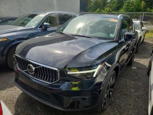 2024 Volvo XC40 B5 Plus Bright Theme