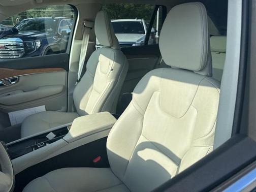 2022 Volvo XC90 T5 Momentum