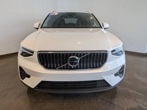 2025 Volvo XC40 B5 Plus Bright Theme
