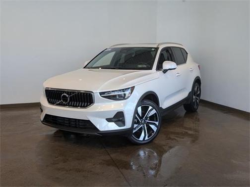 2025 Volvo XC40 B5 Plus Bright Theme