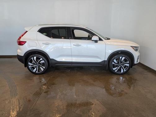 2025 Volvo XC40 B5 Plus Bright Theme