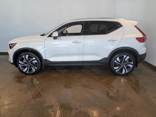 2025 Volvo XC40 B5 Plus Bright Theme