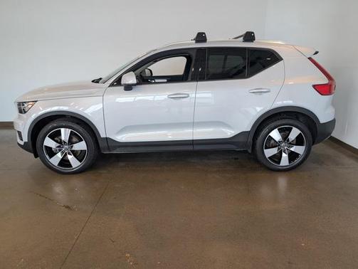 2022 Volvo XC40 T5 Momentum