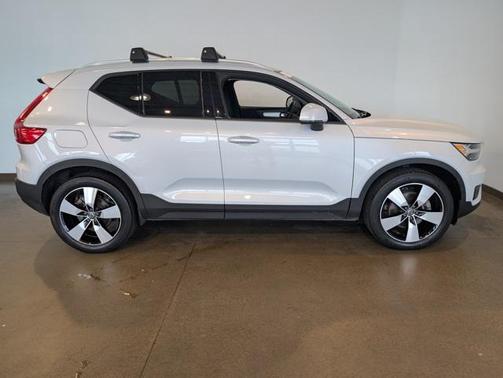 2022 Volvo XC40 T5 Momentum
