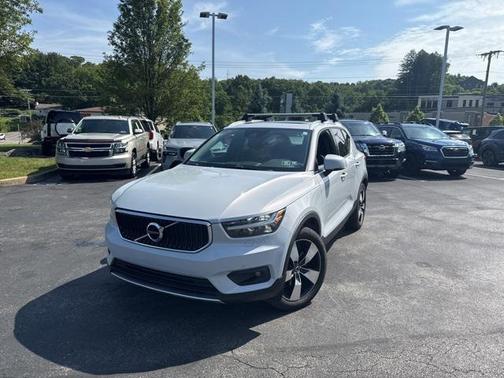 2022 Volvo XC40 T5 Momentum