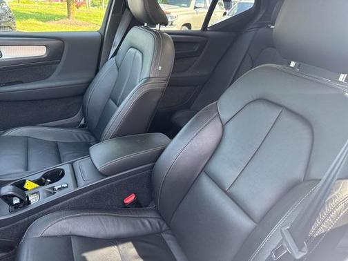 2022 Volvo XC40 T5 Momentum