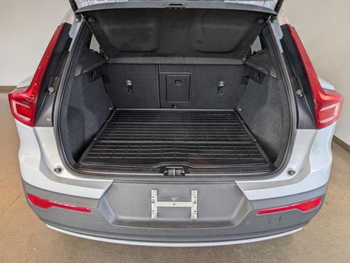 2022 Volvo XC40 T5 Momentum