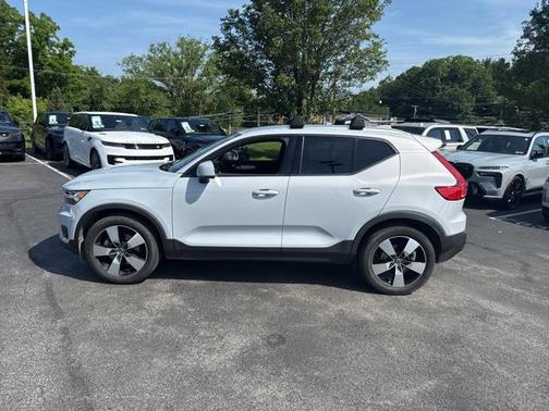 2022 Volvo XC40 T5 Momentum