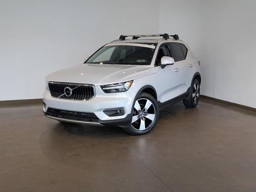 2022 Volvo XC40 T5 Momentum