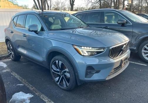 2023 Volvo XC40 B5 Plus Bright Theme