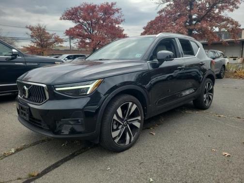 2024 Volvo XC40 B5 Plus Bright Theme