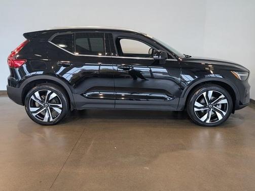 2024 Volvo XC40 B5 Plus Bright Theme