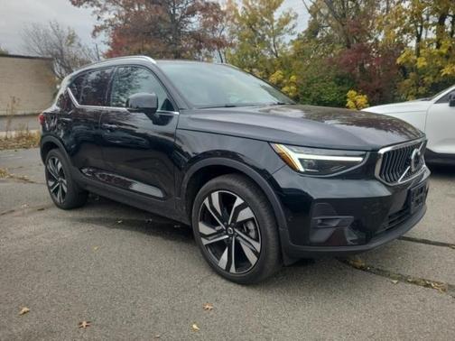 2024 Volvo XC40 B5 Plus Bright Theme
