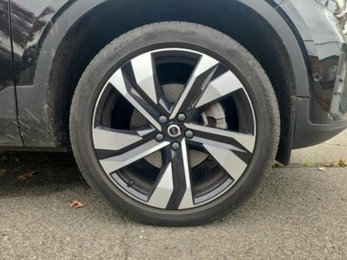 2024 Volvo XC40 B5 Plus Bright Theme