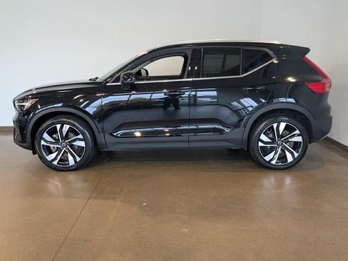 2024 Volvo XC40 B5 Plus Bright Theme