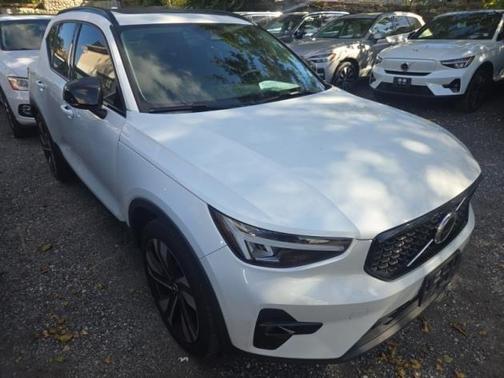 2023 Volvo XC40 B5 Plus Dark Theme