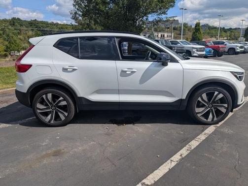 2023 Volvo XC40 B5 Plus Dark Theme