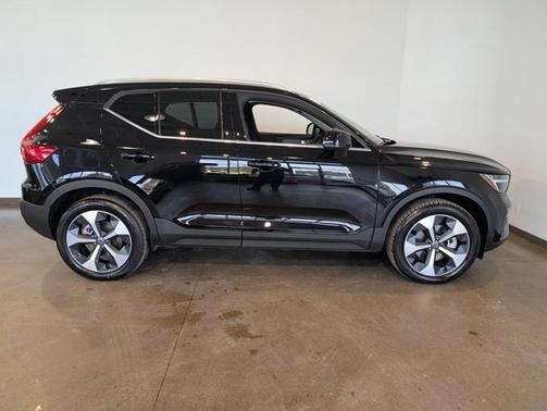 2025 Volvo XC40 B5 Core Bright Theme