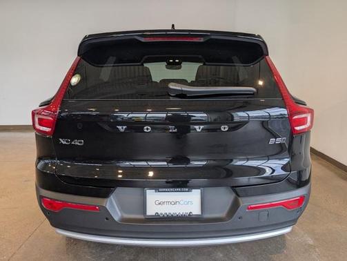 2025 Volvo XC40 B5 Core Bright Theme