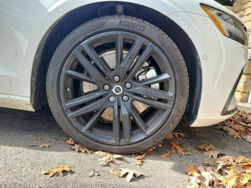 2023 Volvo S60 Recharge Plug-In Hybrid T8 Plus Black Edition