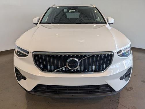 2025 Volvo XC40 B5 Ultra Bright Theme