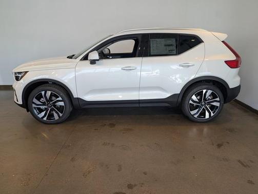 2025 Volvo XC40 B5 Ultra Bright Theme