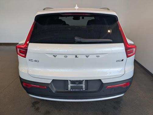 2025 Volvo XC40 B5 Ultra Bright Theme
