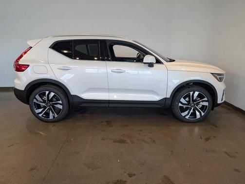 2025 Volvo XC40 B5 Ultra Bright Theme
