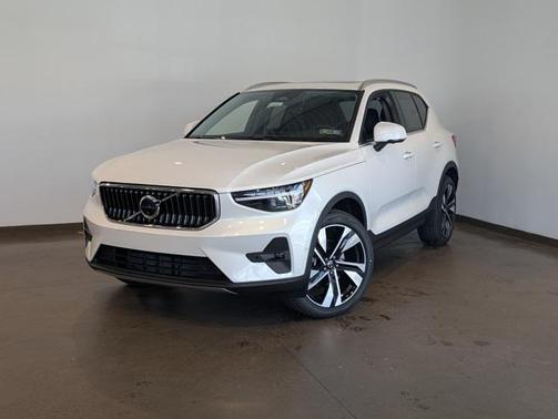 2025 Volvo XC40 B5 Ultra Bright Theme