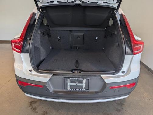 2025 Volvo XC40 B5 Ultra Bright Theme