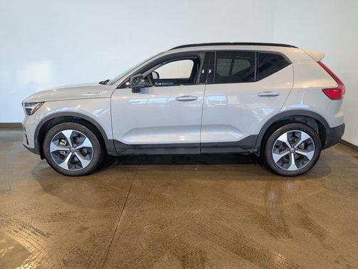 2026 Volvo XC40 Plus, B5 AWD Gas (mild hybrid), Dark