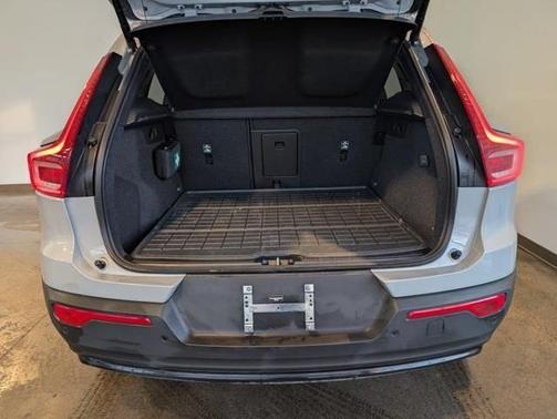 Vapour Grey Metallic 2026 Volvo XC40 Plus, B5 AWD Gas (mild hybrid), Dark