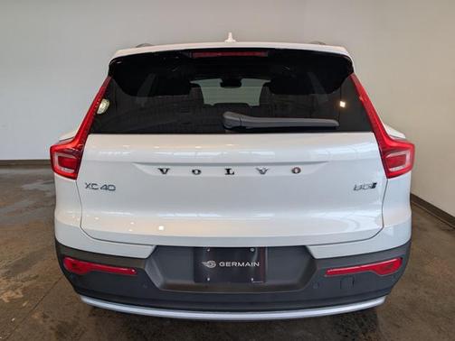 2024 Volvo XC40 B5 Plus Bright Theme