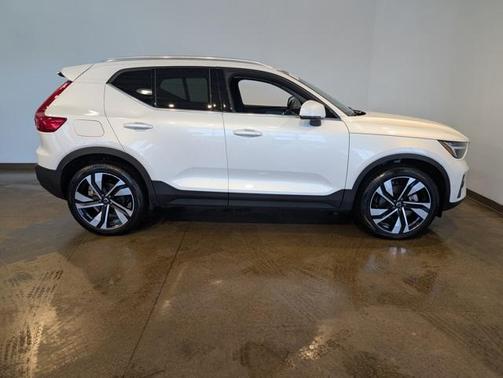 2024 Volvo XC40 B5 Plus Bright Theme