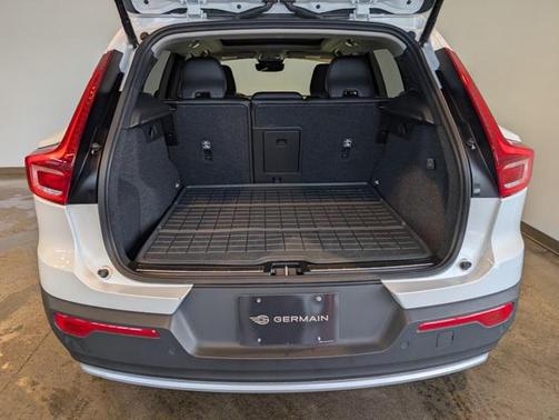 2024 Volvo XC40 B5 Plus Bright Theme