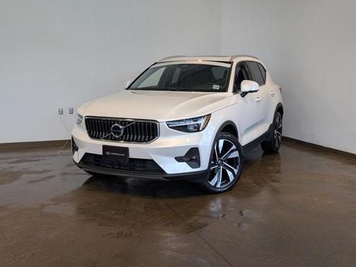 2024 Volvo XC40 B5 Plus Bright Theme