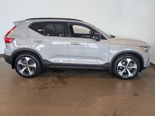 2025 Volvo XC40 B5 Plus Dark Theme