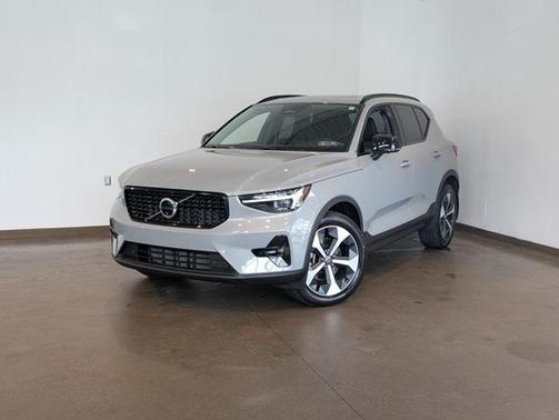 2025 Volvo XC40 B5 Plus Dark Theme