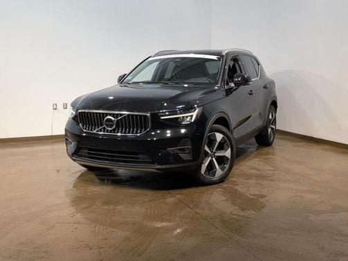 2025 Volvo XC40 B5 Plus Bright Theme